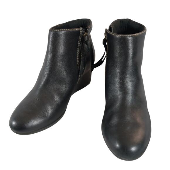 CLARKS! BLACK GENUINE LEATHER WEDGE HEELS, CONTRAST STITCHED ANKLE BOOTS! SZ 6M - Picture 3 of 10